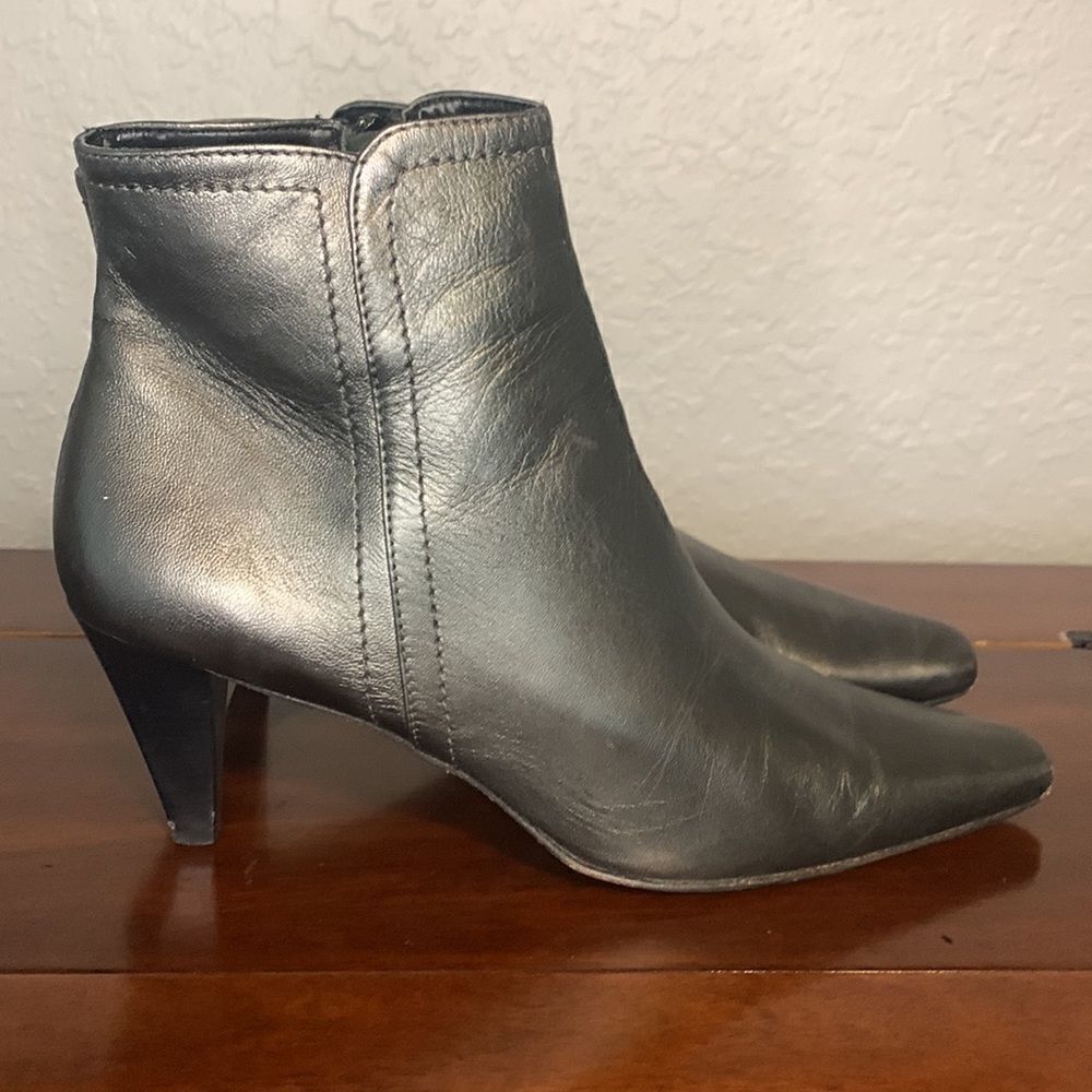 Amalfi pewter ankle booties size 7w